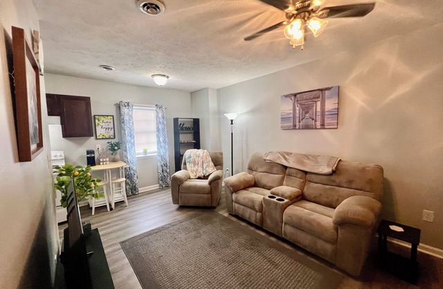 Travelers Cove upstairs 1-bedroom apartment Richmond near EKU with WiFi, AC