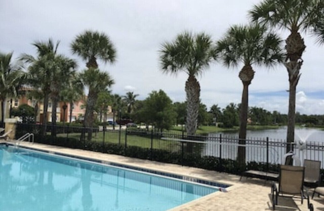 Traveling Nurses or Doctors, walking distance to hospital. Townhome with view.