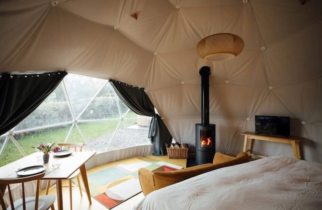 Traveller's Joy, Luxury Dome with private hot tub, 15 mins to beach