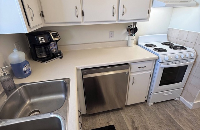 Charming 2-bedroom duplex with AC, WiFi in peaceful Summerside