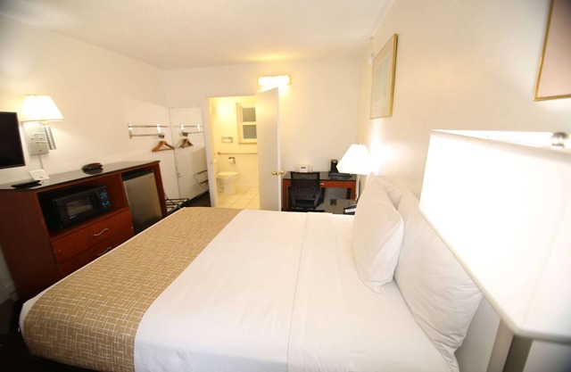 Travelodge by Wyndham Burbank-Glendale