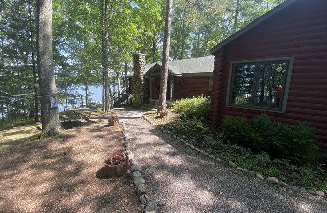 Traverse City @ Rennie Lake .. Idyllic Lakefront Retreat .. CC49 ... Perfect!