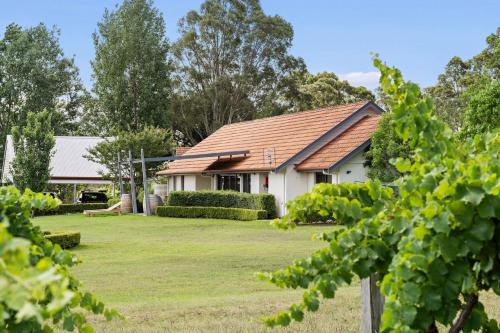 Travertine Vineyard Retreat - Stay Among the Vines