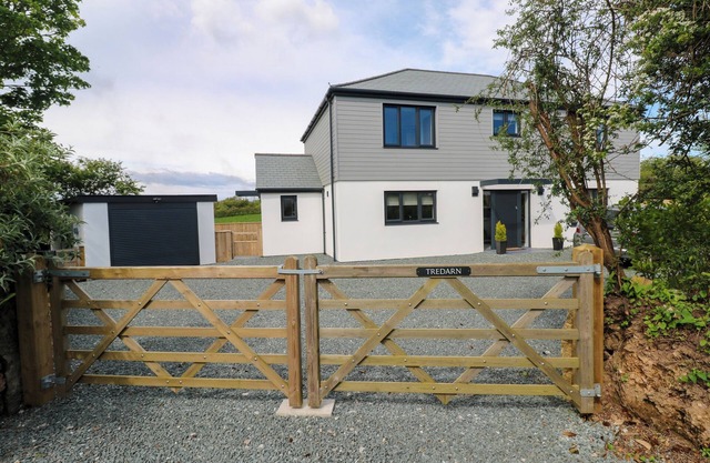 TREDARN, pet friendly, character holiday cottage in Connor Downs