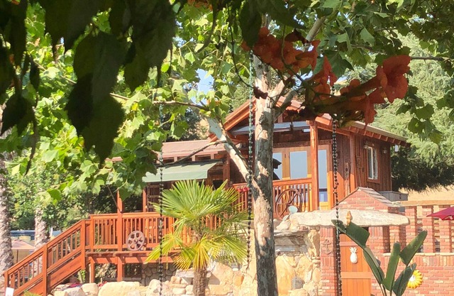 Unique Cabin sur la propriété partagée de 6 acres! Parfait pour les amateurs de moto !!
