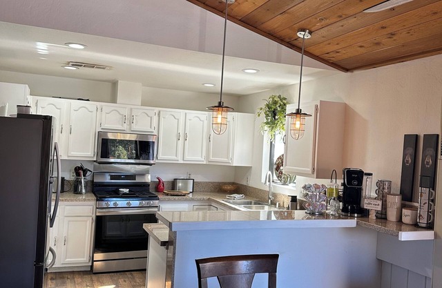 Tree House Charming 2-bedroom cabin with WiFi, AC in lovely Big Bear Lake