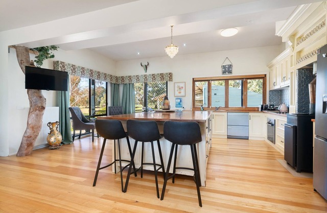 Tree House on the Murray - Incredible five bedroom, two bathroom resort style home on the Murray River