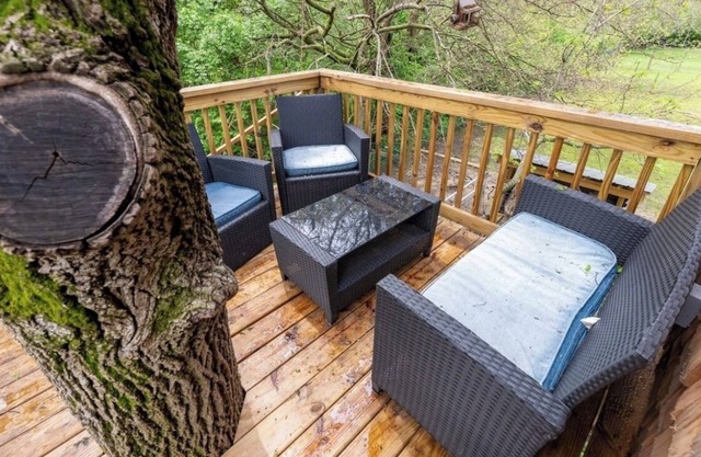 Tree house w/private hot tub on an urban farm! just 10 minutes from downtown!