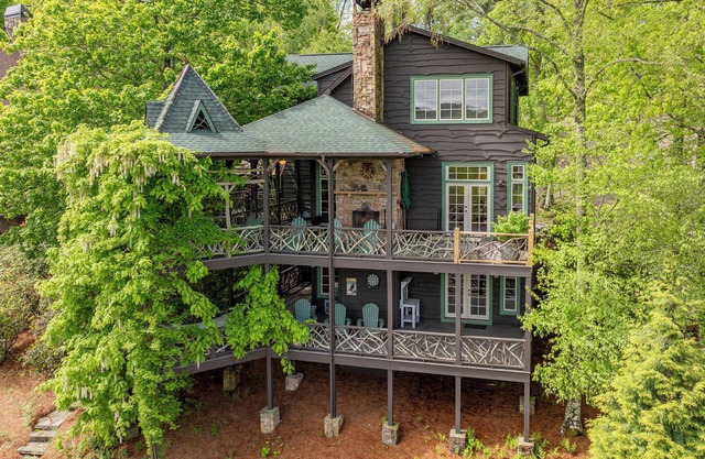 TREE TOP is a 5 star luxe mountain/lake house with space for the entire family!