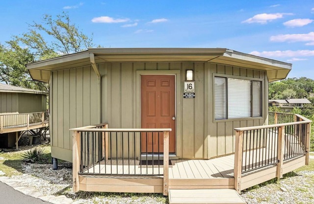 Treehouse Bungalow à quelques pas du lac Travis, piscine et bain à remous, à côté de la marina (# 16)