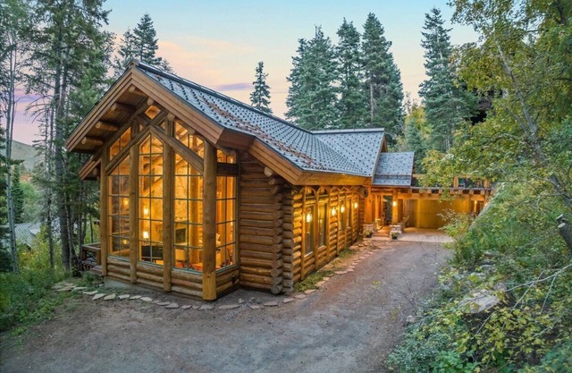 Treehouse Lodge Style 4-Bed Retreat, Sauna, Gourmet Kitchen.