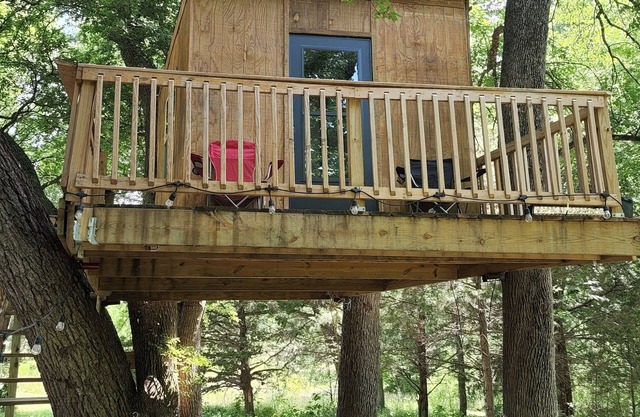 Treehouse on the Creek in Sherman TX. W/ Heat & A/C. A Country getaway !!