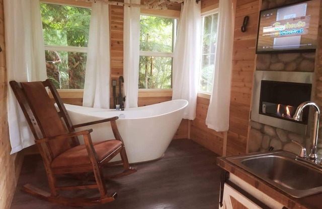 Treehouse Place! Profitez de la forêt et de la faune. Top 10 des cabanes dans les arbres en vedette aux États-Unis!