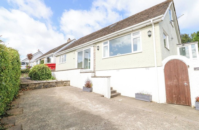TREESTUMPS, family friendly, character holiday cottage in Benllech