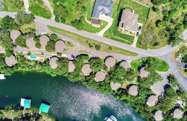 Treehouse Bungalow à quelques pas du lac Travis, piscine et bain à remous, à côté de la marina (# 18)
