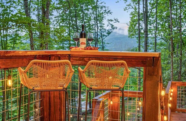Treetop MT Views w/ Hot Tub, and Fire Pit