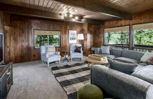 Treetop - Spacious Cabin w/ HOT TUB!