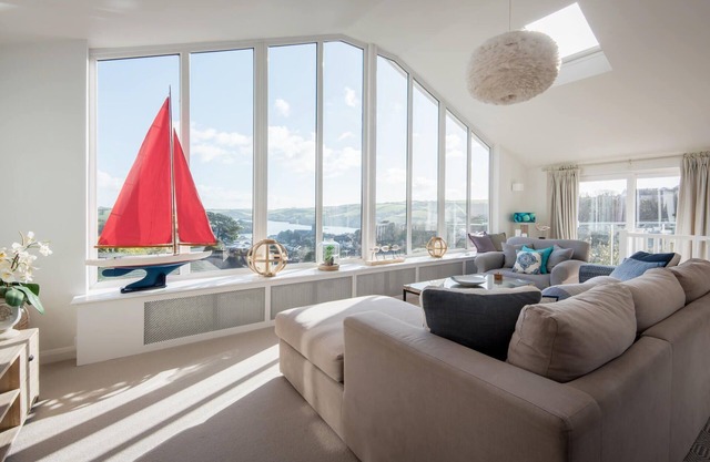 Treetops - a beautiful & modern central Salcombe home with hot tub