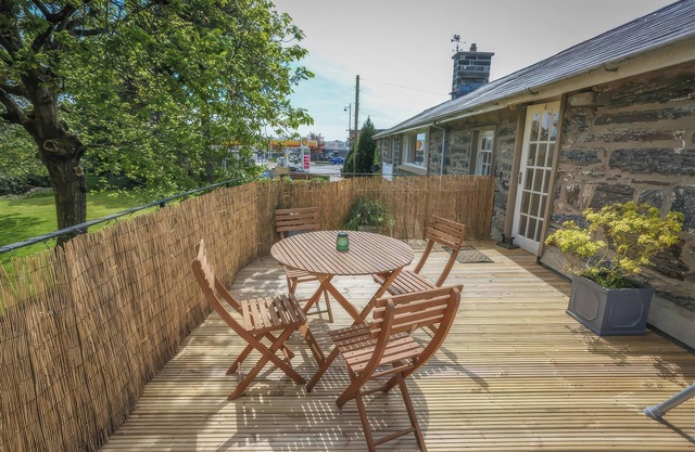 TREETOPS FLAT, pet friendly, with a garden in Porthmadog