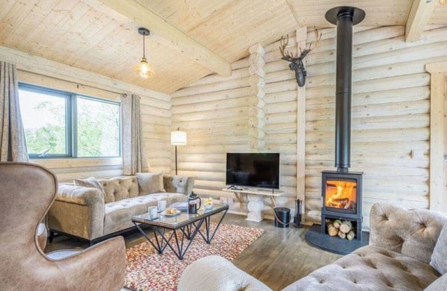 Treetops Luxury Log Cabin - Hot tub, BBQ & Sauna