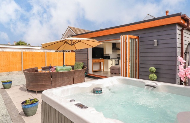 TREFIN, pet friendly, with hot tub in Cemaes Bay