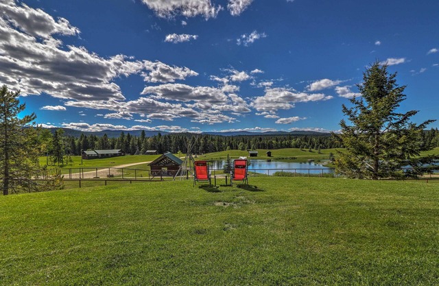 NOUVEAU! 40 Acre Trego Resort Cabine w / Lac et sentiers!