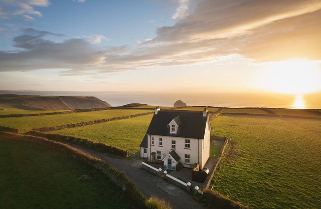 Tregosse House - Outstanding sea views, 6 bedroom house on the coastal path