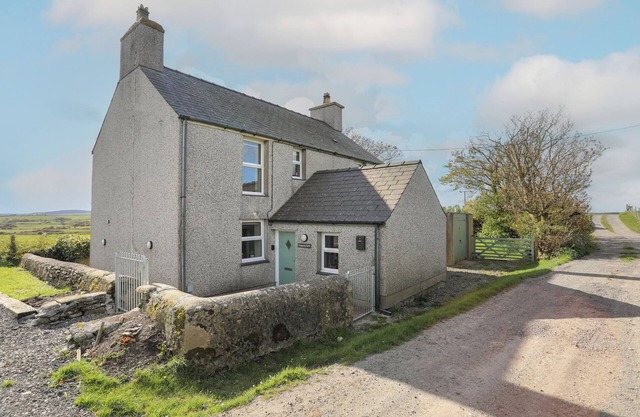 TREGYNRIG BACH, pet friendly, with hot tub in Cemaes Bay