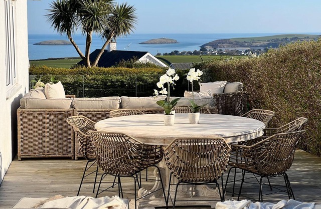 TREM YNYS (3 BED), luxury holiday cottage, with hot tub in Abersoch