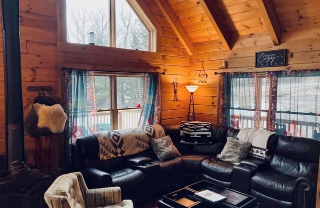 Trending Family Retreat- Deck-Pvt. Hot Tub -Clubhouse Pool, Game Room