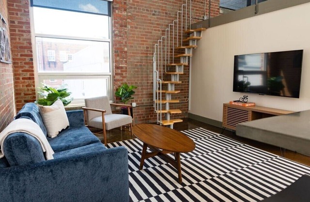 Trendy 1 BR loft apt downtown with exposed brick