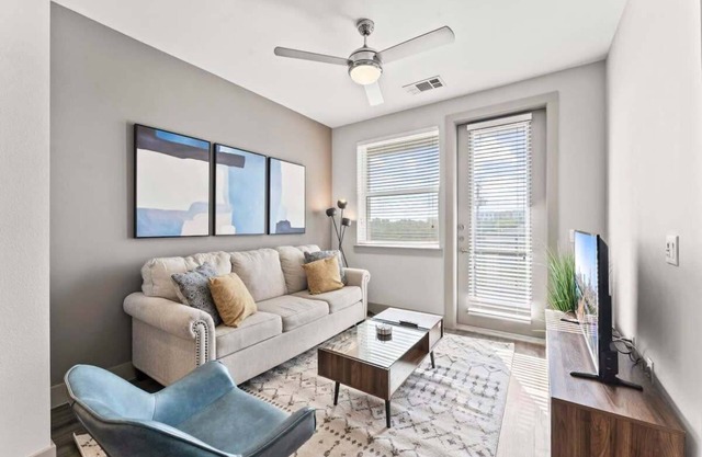 Trendy 1BR king suite close to DT w/ fast WiFi