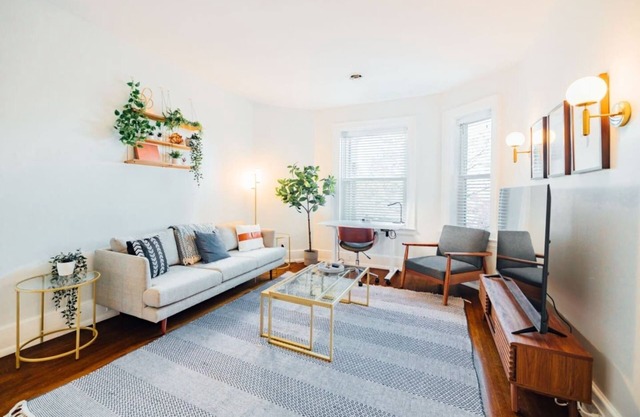 Trendy 2/1 Apt near the Villages | Free Parking