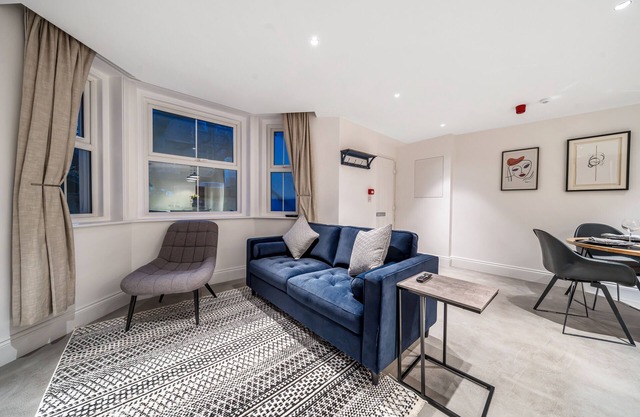 Trendy 2 bedroom and 2 bathroom apartment minutes from beach