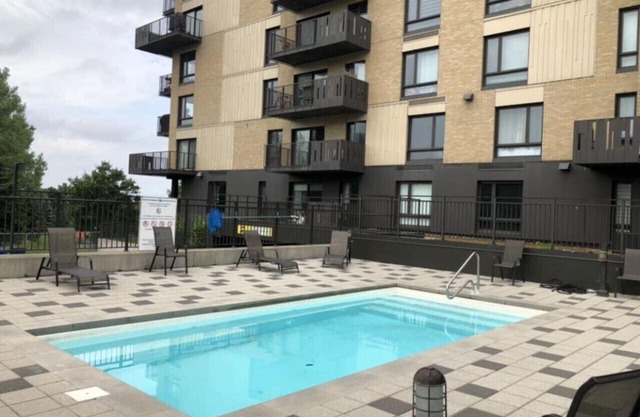 Trendy 2BR Apt with Pool, Near Place Sainte-Foy