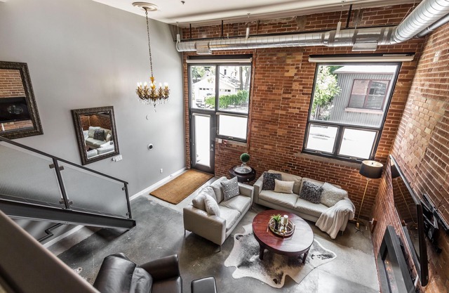 Trendy Historic Loft -East Galt