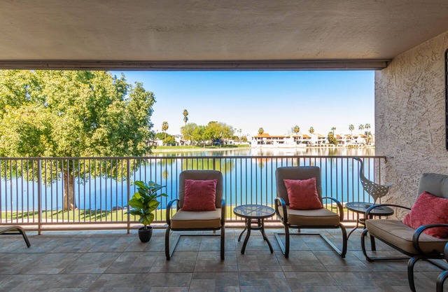 TRENDY Sunny Lakefront + 2 lits KING + piscine chauffée