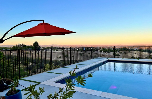 New! 4 En-Suites, Pool! 5 Min to Downtown