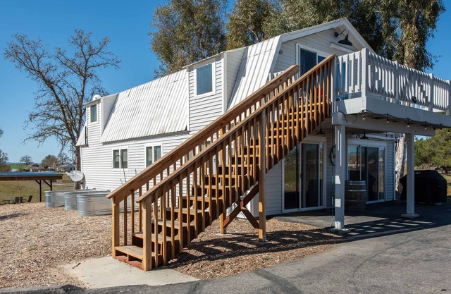 Tres Chis 2000 sf Barn with Views in the Heart of Paso Wine Country.