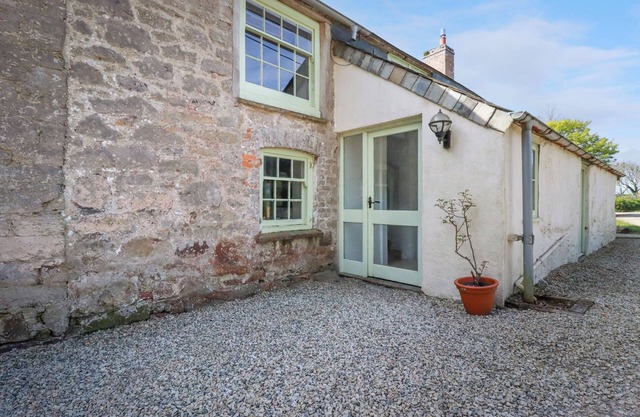 TREVARTHIAN FARM (ANNEX), pet friendly, with a garden in