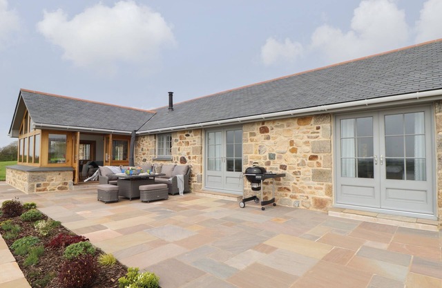 TREVILGES COTTAGE, pet friendly, luxury holiday cottage in Helston