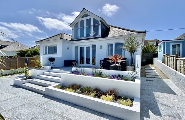 Trevillian, Padstow - pet friendly and parking with Camel Estuary views