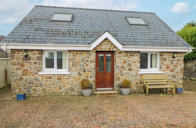 TREVONE, pet friendly, country holiday cottage in Goodwick