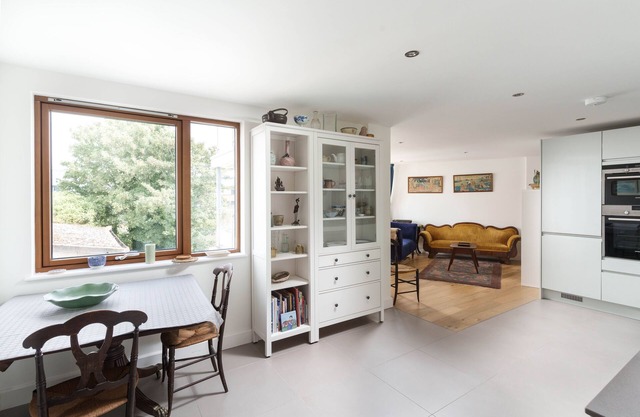 Trevow - modern apartment with parking In Penzance, close to sea