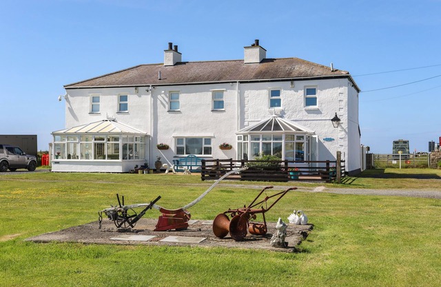 TREWAN COTTAGE, pet friendly, character holiday cottage in Rhosneigr