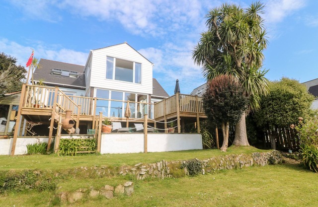 TREWARTHA, pet friendly, luxury holiday cottage in Praa Sands