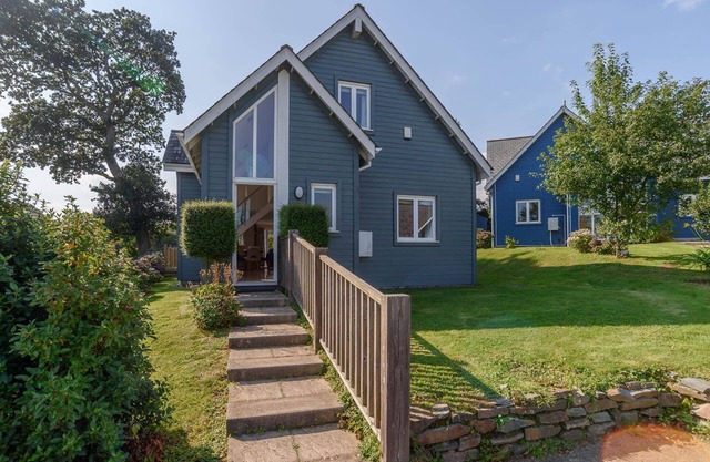 Trewhiddle Villa 07 - a trewhiddle that sleeps 6 guests in 3 bedrooms