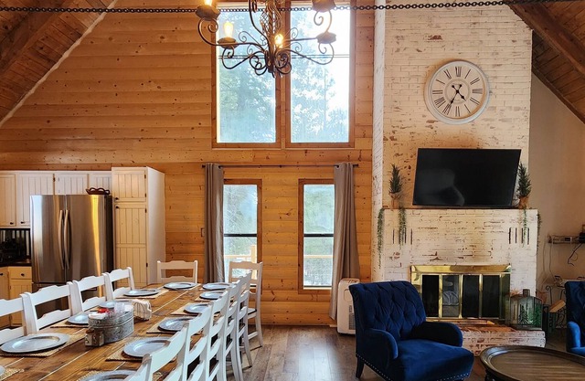 Tri level cabin retreat w/firepit, decks, and hiking trails!