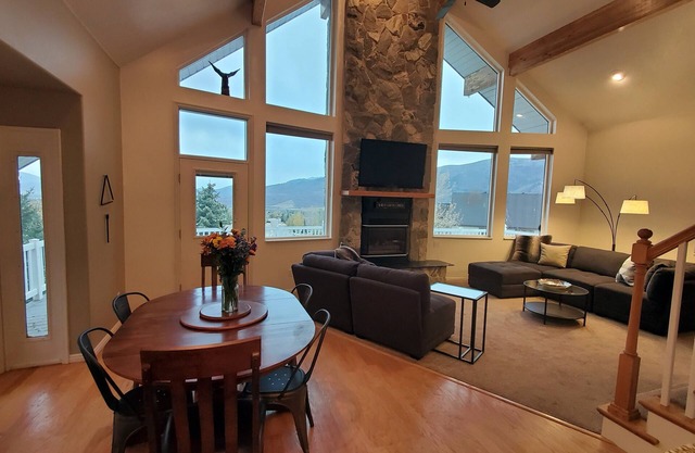 Chalet sur mesure | Vues imprenables ~ Minutes de Pineview & Ski ~ Garage