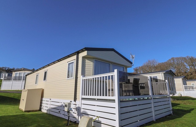TRI-STAR HOUSE, pet friendly, country holiday cottage in Charmouth